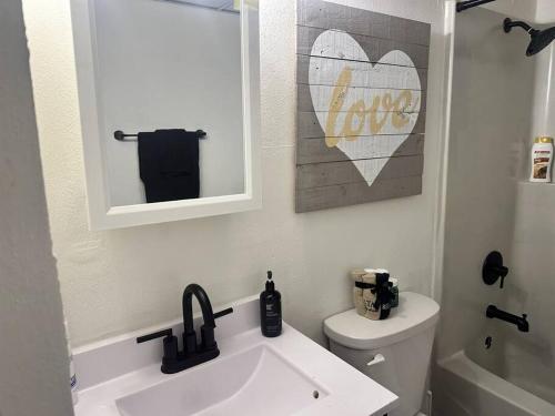 Old Aristocracy Hill 1BR Quiet Apartment Downtown! in Springfield, USA
