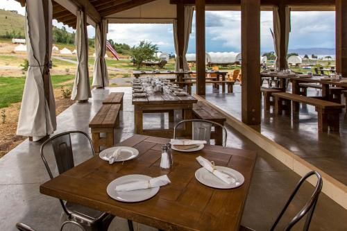 Restorāns, Conestoga Ranch Glamping Resort in Gārdensitija (UT)