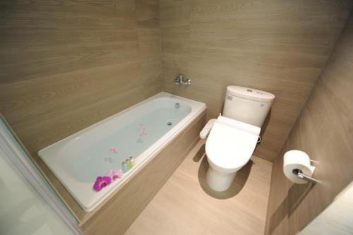 Bathroom, Kaohsiung International Plaza Hotel in Siaogang District