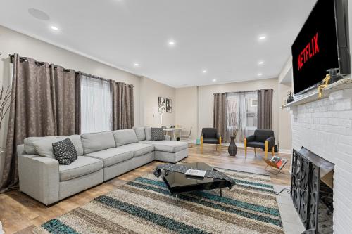 Cozy 4BR, 6beds, 12 guest Home near PHL, UPENN, Fast Wi-Fi, King Bed, Parking in Lansdowne, USA