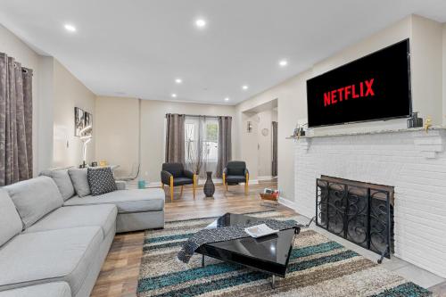Cozy 4BR, 6beds, 12 guest Home near PHL, UPENN, Fast Wi-Fi, King Bed, Parking in Lansdowne, USA