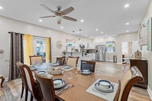 Cozy 4BR, 6beds, 12 guest Home near PHL, UPENN, Fast Wi-Fi, King Bed, Parking in Lansdowne, USA