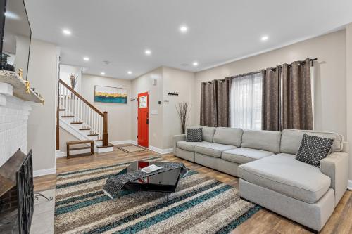 Cozy 4BR, 6beds, 12 guest Home near PHL, UPENN, Fast Wi-Fi, King Bed, Parking in Lansdowne, USA