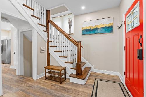 Cozy 4BR, 6beds, 12 guest Home near PHL, UPENN, Fast Wi-Fi, King Bed, Parking in Lansdowne, USA