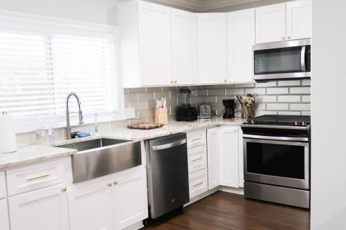 Mid City ranch! Huge backyard/Private pool! thumb 4
