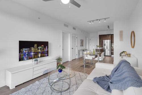 Modern 1 Bedroom In The Heart Of Downtown Doral in Hialeah Gardens, USA