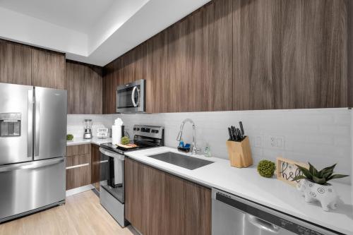 Modern 1 Bedroom In The Heart Of Downtown Doral in Hialeah Gardens, USA