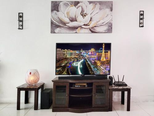 *Panoramic Strip Views ~ Spacious, Gorgeous Home!*, Las Vegas (Foto 10)