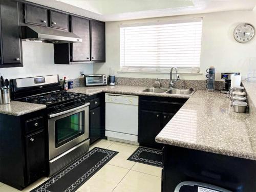 *Panoramic Strip Views ~ Spacious, Gorgeous Home!*, Las Vegas (Foto 9)