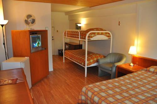 1 queen bed, 1 bunk bed