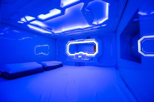 Space Q Capsule Hotel - image 5