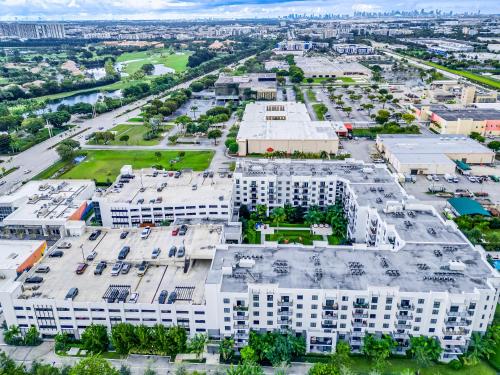 Modern 2 Bed in the Heart of Doral Free Parking