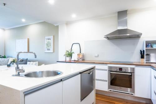 Light Resort Style Haven in Darling Harbour - image 9