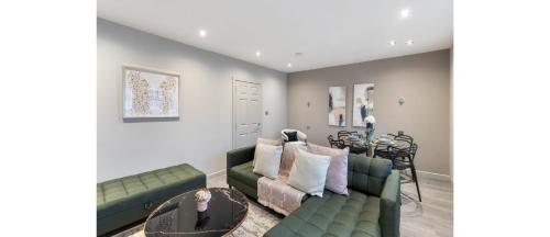 Metropolitan Living: Sleek 3BR with Vibrant Flair