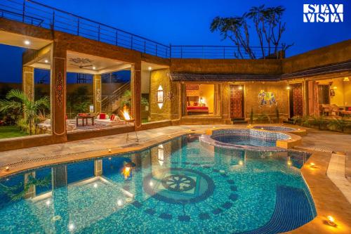 สระว่ายน้ำ, วิลลา 4 ห้องนอน 4 ห้องน้ำส่วนตัว ขนาด 585 ตร.ม. – สุรัชกุนท์ (StayVista at Majestic Mud House) in สุรัชกุนท์