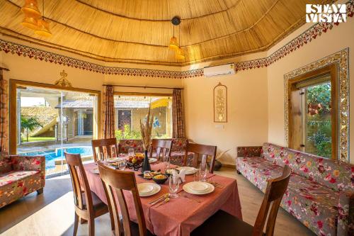 บริการและสิ่งอำนวยความสะดวก, วิลลา 4 ห้องนอน 4 ห้องน้ำส่วนตัว ขนาด 585 ตร.ม. – สุรัชกุนท์ (StayVista at Majestic Mud House) in สุรัชกุนท์