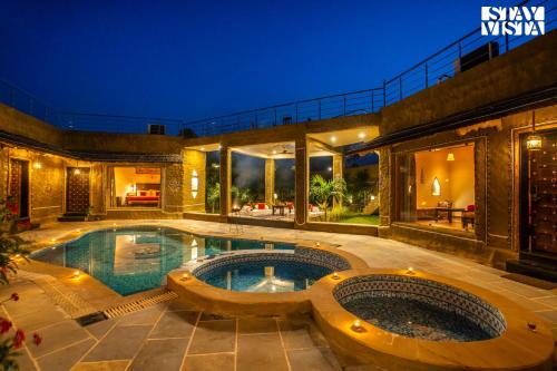 สระว่ายน้ำ, วิลลา 4 ห้องนอน 4 ห้องน้ำส่วนตัว ขนาด 585 ตร.ม. – สุรัชกุนท์ (StayVista at Majestic Mud House) in สุรัชกุนท์