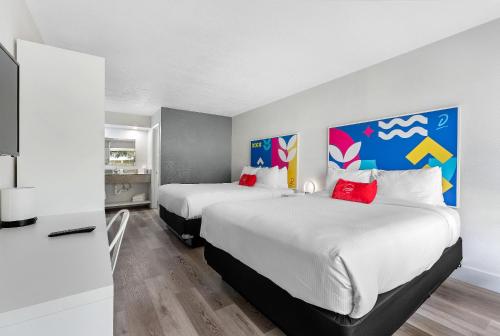 Double Room with Pool View image 7