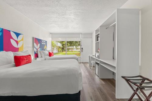 Double Room with Pool View image 6