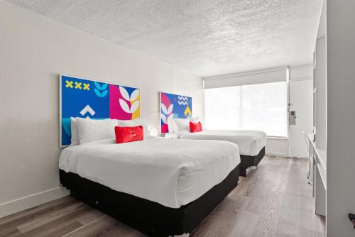 Double Room with Pool View image 5