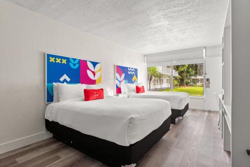Double Room with Pool View image 4