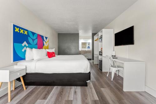 Standard King Room image 4