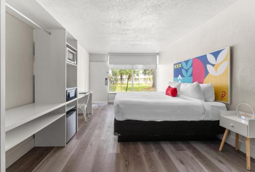 Standard King Room image 3