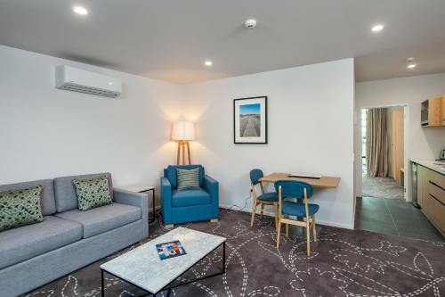 One88 on Commerce Set in a prime location of Whakatane, One88 on Commerce puts everything the city has to offer just outside your doorstep. Featuring a satisfying list of amenities, guests will find their stay at the p
