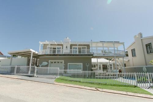 Surf n Sea Beachfront Holiday Home