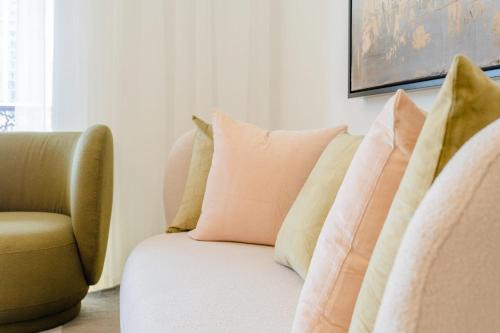 LUXFolio Retreats - Stylish 2BR Apt In Old Town - image 2