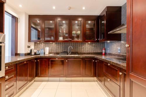 LUXFolio Retreats - Stylish 2BR Apt In Old Town - image 8