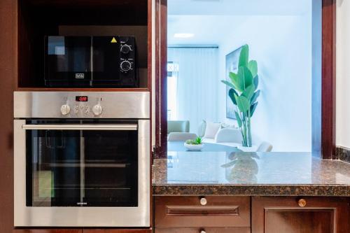 LUXFolio Retreats - Stylish 2BR Apt In Old Town - image 9