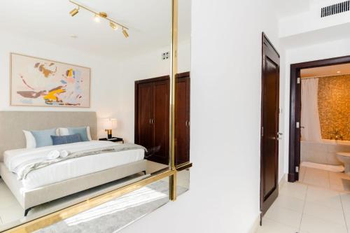LUXFolio Retreats - Stylish 2BR Apt In Old Town - image 13