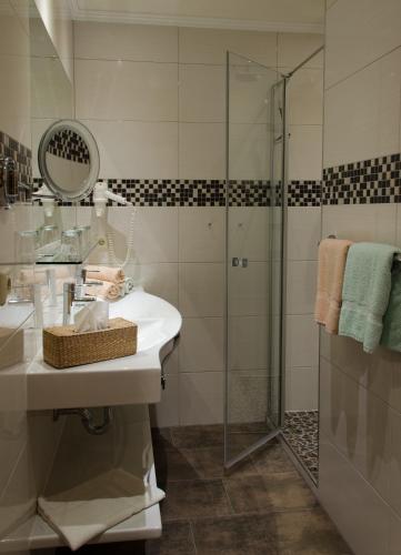 2 bedrooms, 4 beds
