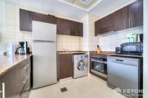 Contemporary One Bedroom with Full Marina View - image 13