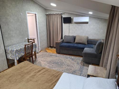 2 twin beds, 1 sofa bed