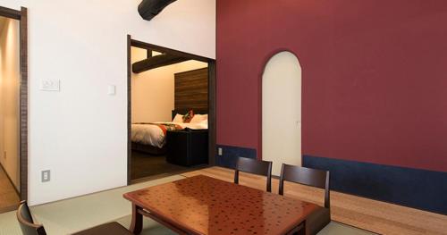 Standard Twin Room image 6