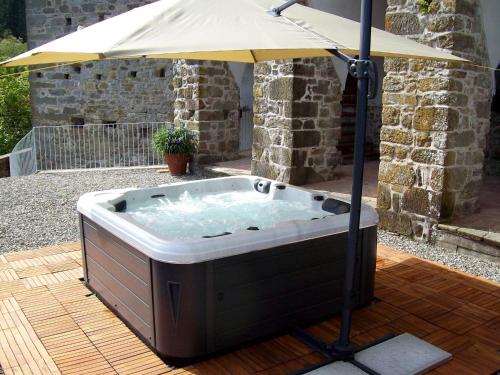 Flat with heated hot tub and shared pool - Apartment - Casola in Lunigiana