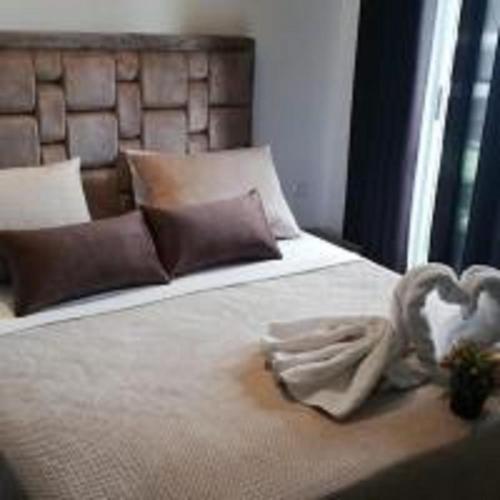 1 double bed, 5 sofa beds