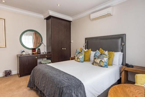 Standard Queen Room image 3