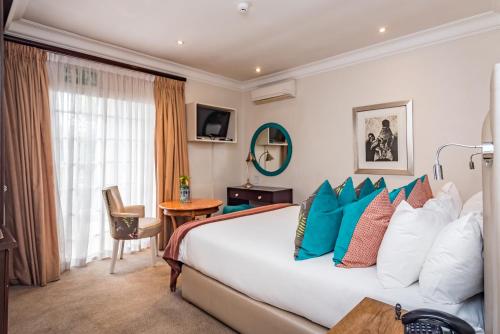 Standard Queen Room image 6
