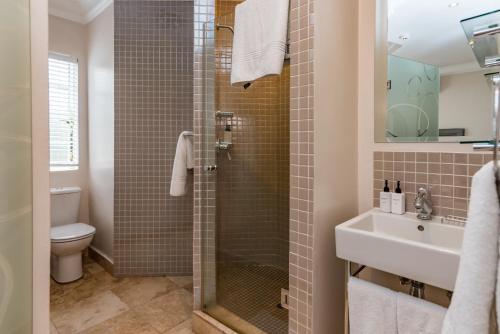 Standard Queen Room image 5