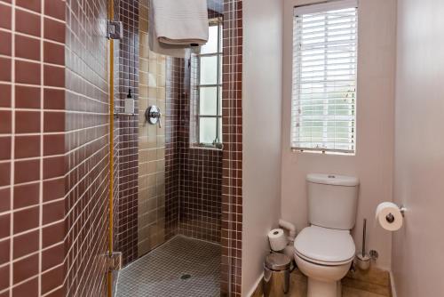 Standard Queen Room image 8