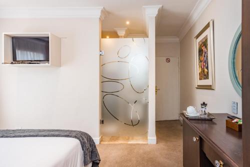 Standard Queen Room image 4