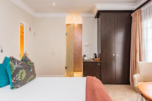 Standard Queen Room image 7
