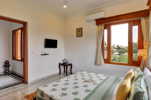 Deluxe Room image 7
