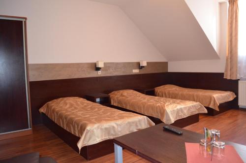 3 twin beds