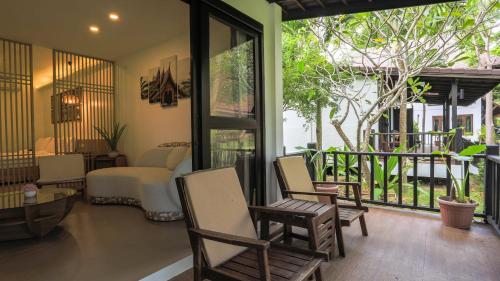 ระเบียง/ชานเรือน, บ้านรายา รีสอร์ท แอนด์ สปา (Ban Raya Resort and Spa) in เกาะราชา