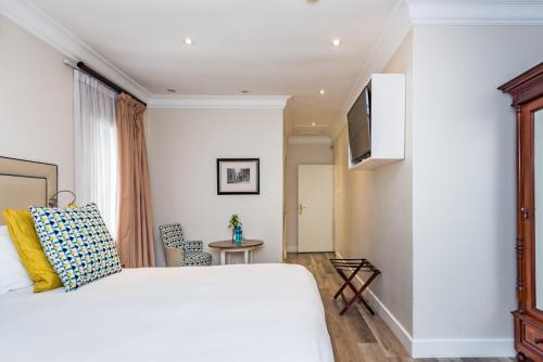 Superior King Room image 10