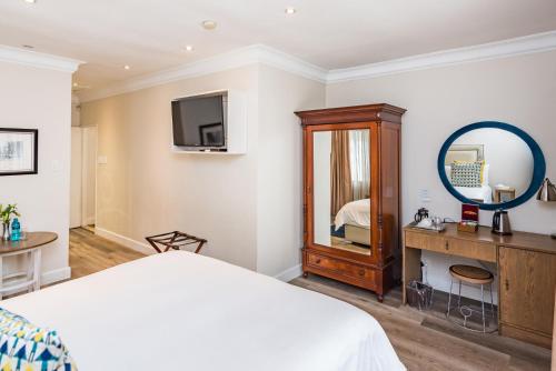 Superior King Room image 9